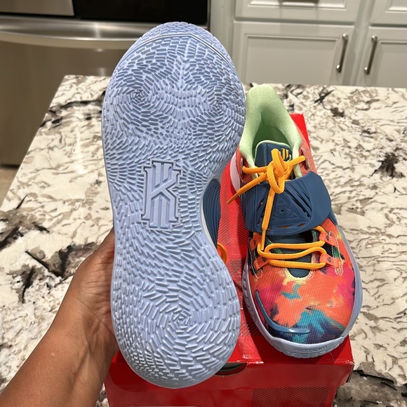 Kyrie Low 3 Atomic Pink/Stone Blue - Picture 12 of 12